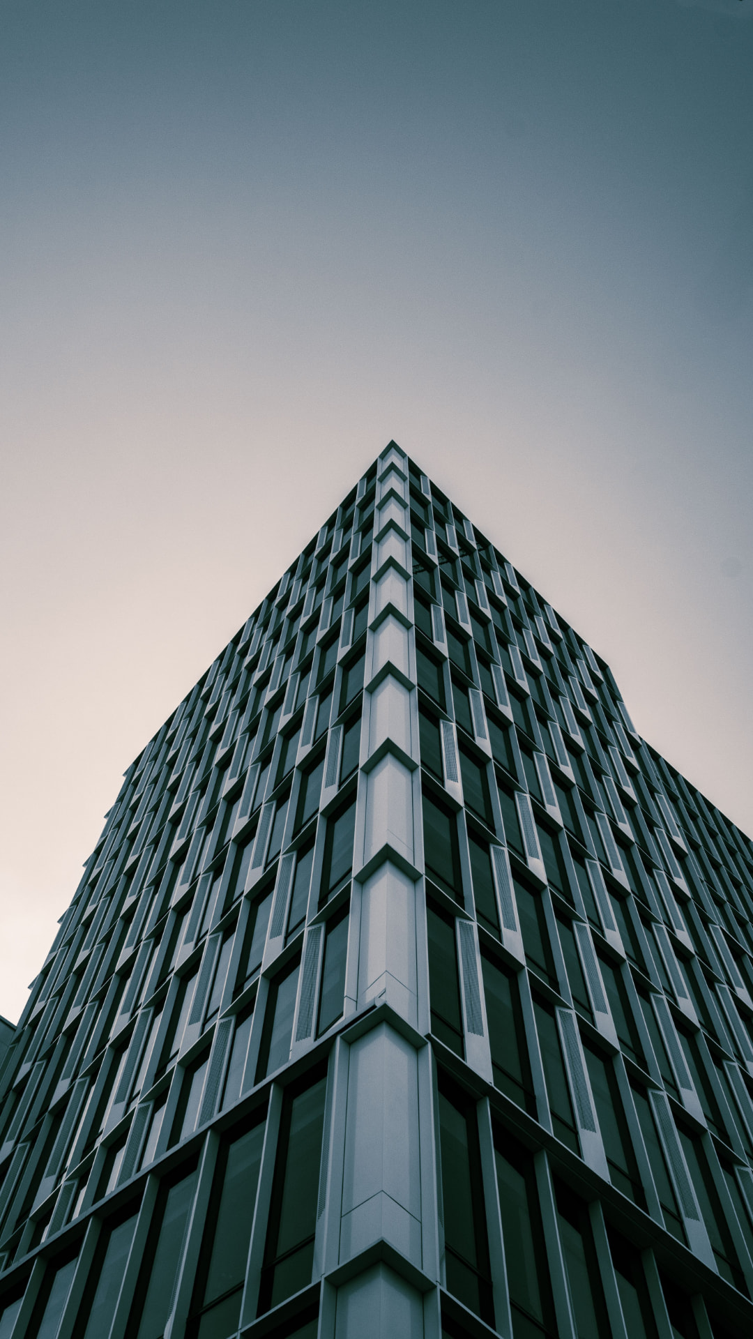 Modern groen hoogbouwgebouw